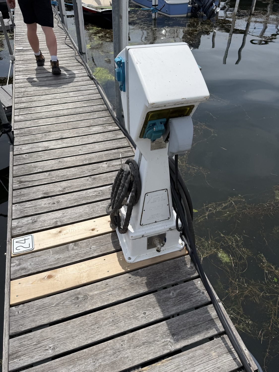 Electric and water dock pedestal at a slip